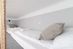 Strzelecka Apartment Cracow by Renters