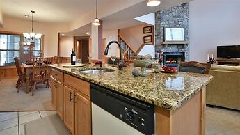 Seven Springs 4 BR Premium Condo, Sleeps 9 by RedAwning - Save 10% on