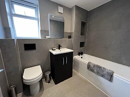 Charming 4-bed House in Winchester,free Parking