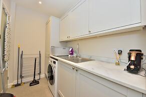 Charming 4-bed House in Winchester,free Parking