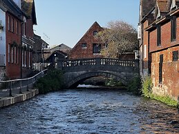 Charming 4-bed House in Winchester,free Parking