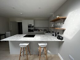 Charming 4-bed House in Winchester,free Parking