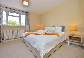 Charming 4-bed House in Winchester,free Parking