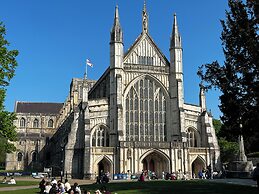 Charming 4-bed House in Winchester,free Parking