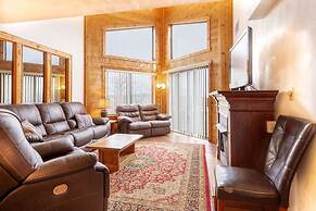 Seven Springs Stoneridge 3 BR + Loft Standard Condo, Pet Friendly! by 