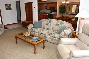 Seven Springs 2 Bedroom Deluxe Condo, Near Swimming Pool! by Redawning