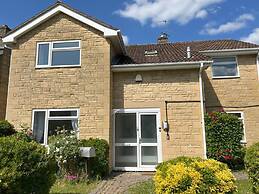 Charming 4-bed House in Cheltenham, Free Parking