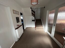 Charming 4-bed House in Cheltenham, Free Parking