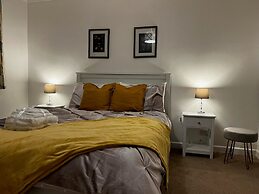 Charming 4-bed House in Cheltenham, Free Parking