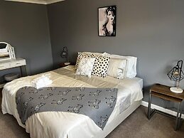 Charming 4-bed House in Cheltenham, Free Parking