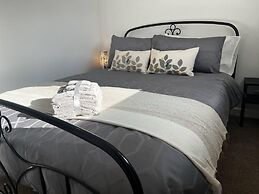 Charming 4-bed House in Cheltenham, Free Parking