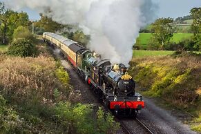 Charming 4-bed House in Cheltenham, Free Parking