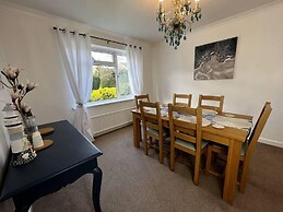 Charming 4-bed House in Cheltenham, Free Parking