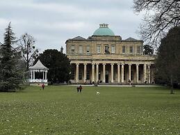 Charming 4-bed House in Cheltenham, Free Parking