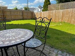 Charming 4-bed House in Cheltenham, Free Parking