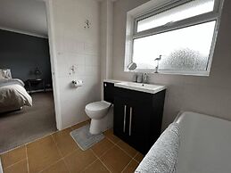 Charming 4-bed House in Cheltenham, Free Parking