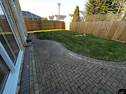 Charming 4-bed House in Cheltenham, Free Parking