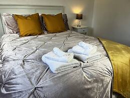 Charming 4-bed House in Cheltenham, Free Parking