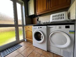 Charming 4-bed House in Cheltenham, Free Parking