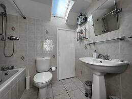 Charming 4-bed House in Cheltenham, Free Parking