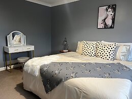 Charming 4-bed House in Cheltenham, Free Parking