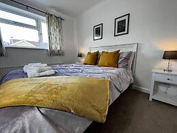 Charming 4-bed House in Cheltenham, Free Parking