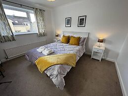 Charming 4-bed House in Cheltenham, Free Parking