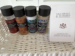 Charming 4-bed House in Cheltenham, Free Parking