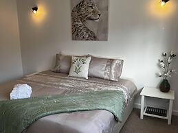 Charming 4-bed House in Cheltenham, Free Parking