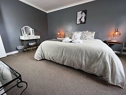 Charming 4-bed House in Cheltenham, Free Parking