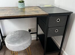 Charming 4-bed House in Cheltenham, Free Parking