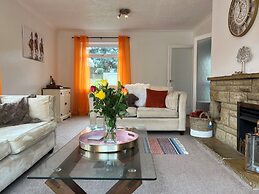 Charming 4-bed House in Cheltenham, Free Parking