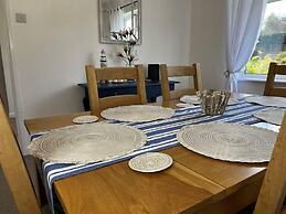 Charming 4-bed House in Cheltenham, Free Parking