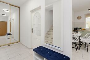 Bemowo Family Apartment by Renters