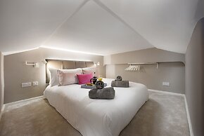 Stunning Arty Apartment & mezzanine