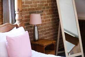 Kingston Country Courtyard