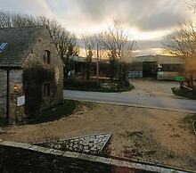 Kingston Country Courtyard