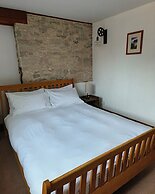 Kingston Country Courtyard