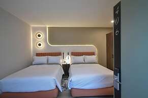 Expo Satelite 2750 Hotel & Suites