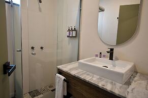 Expo Satelite 2750 Hotel & Suites