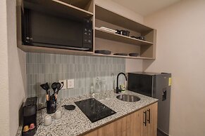 Expo Satelite 2750 Hotel & Suites