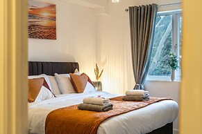 Ashview 2 - Heathrow - Thorpe Park - Free Parking