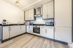 Ashview 2 - Heathrow - Thorpe Park - Free Parking