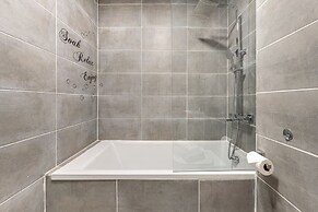 Ashview 2 - Heathrow - Thorpe Park - Free Parking