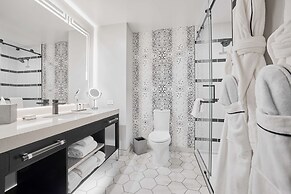 The Godfrey Detroit, Curio Collection By Hilton