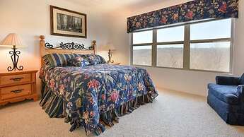 Seven Springs 4 BR Premium Condo, Deck with Views by RedAwning - Save