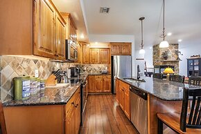 Seven Springs 4 BR Premium Condo, Deck with Views by RedAwning - Save