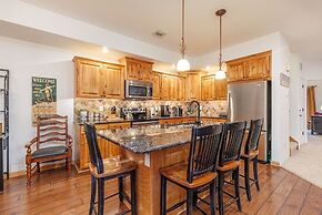 Seven Springs 4 BR Premium Condo, Deck with Views by RedAwning - Save