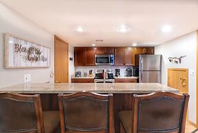 Seven Springs 2 BR Condo - Deck and Mountain Views by RedAwning - Save