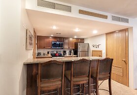 Seven Springs 2 BR Condo - Deck and Mountain Views by RedAwning - Save